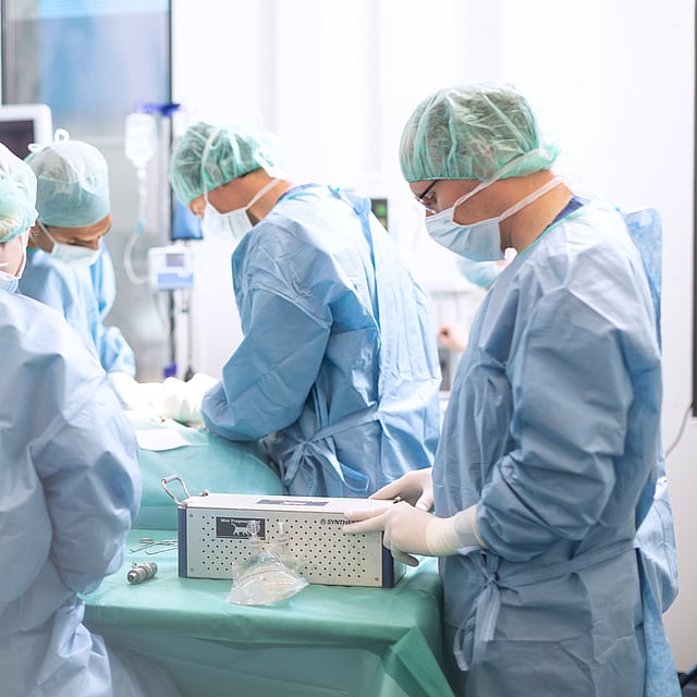 Fyra stycken veterinärer förbereder sig för en operation.