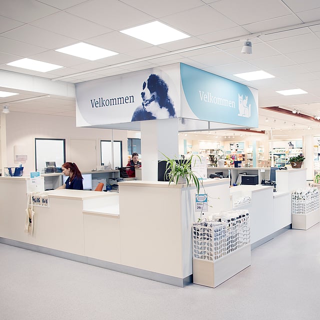 Reception och butiken på en av AniCuras djursjukhus.
