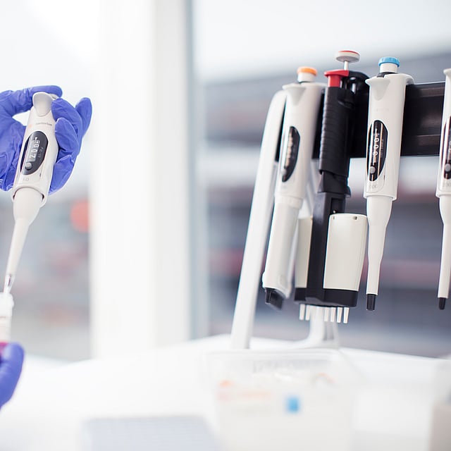 Person utför tester i ett laboratorium.