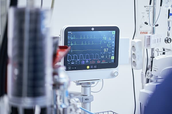 En bildskärm med en skärm på.