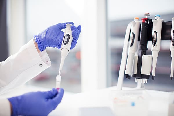 Person utför tester i ett laboratorium.