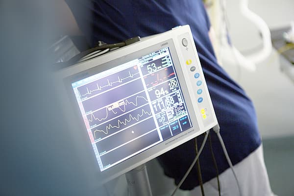 Hjärtmonitor som visar olika siffror och grafer.