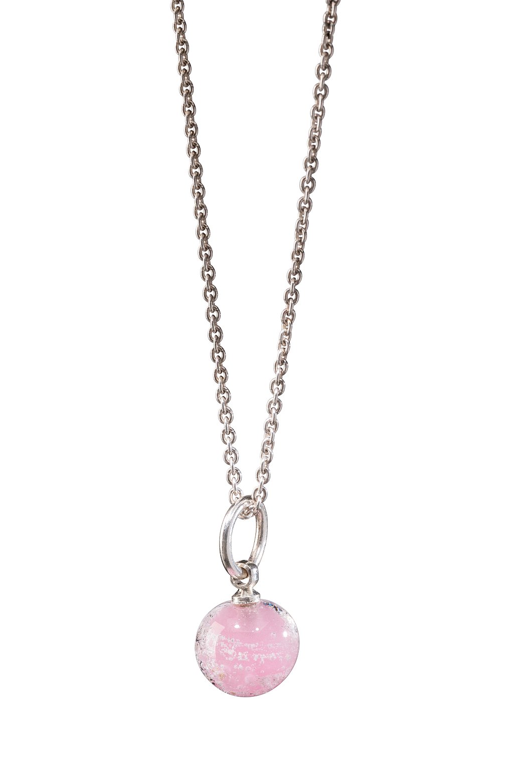Ett halsband med ett rosa runt hänge.